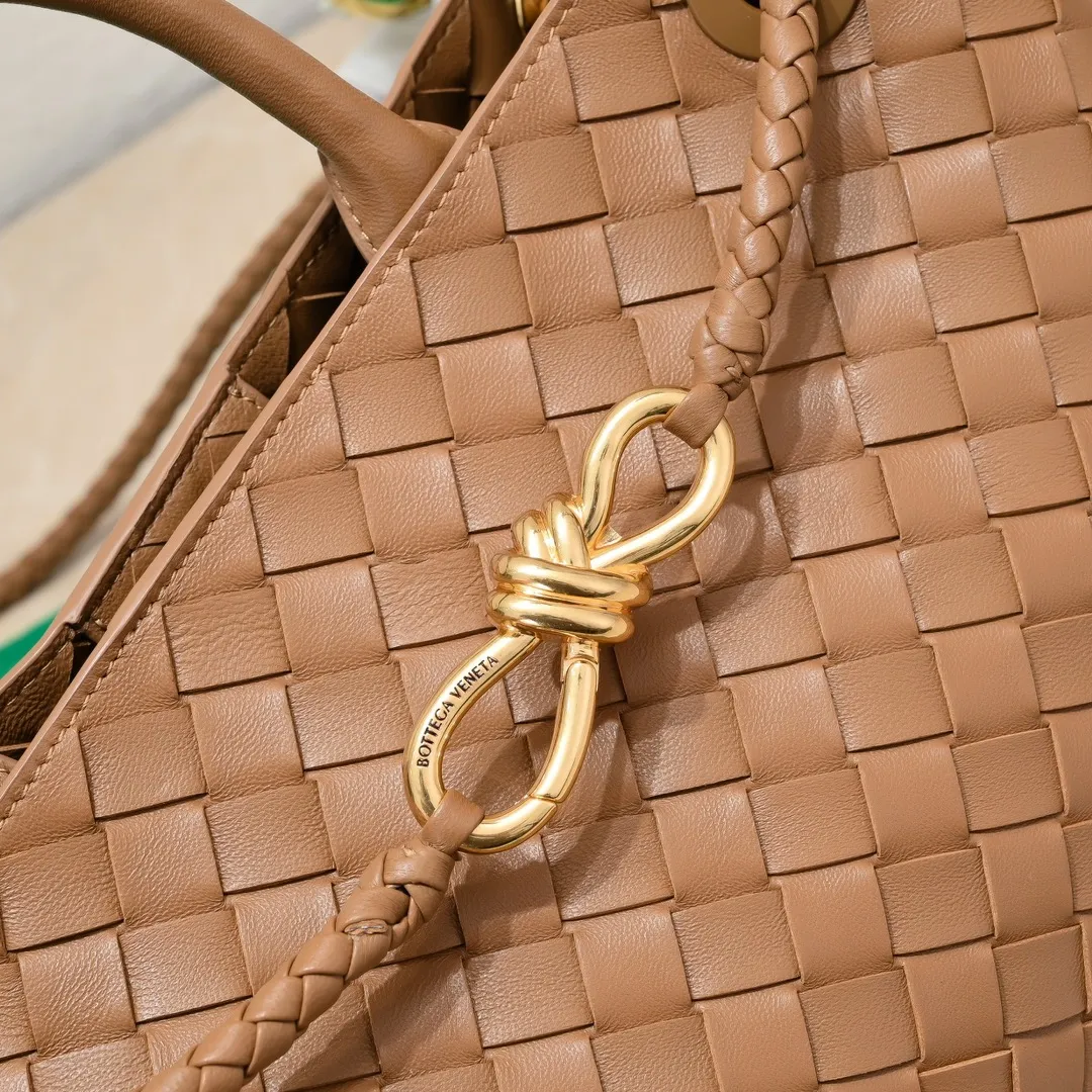 Batch 1960 #Bottega Veneta new horizontal Andiamo handbag, many stars have the same style 🎈 Classic full-body leather weaving with golden rope buckle, stable and chic enough [proud] The whole body is made of Nappa sheep leather, comfortable, soft and dynamic. The sliding metal rope buckle can adjust the shoulder strap, single shoulder / handbag / crossbody, multiple carrying methods, large bag capacity, suitable for commuting / daily / travel This bag is divided into small/medium/large sizes. There is always one that suits you, so take me with you🎀🎀 Size: 29x18x10 Model: 6463#